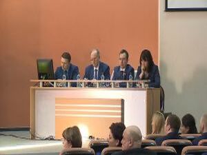 Каков возраст большинства приемных родителей, были в…