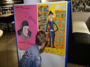 Она купается в снежном бассейне, любит мороженое и носит…