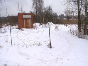 Весна не пришла, а ручьи текут. Из канализации. И жители…