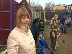 Песок в песочнице отсутствует, ржавчина на горке…