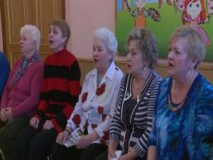 Можно утопать в сериалах или обсуждать городские сплетни…