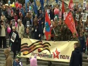 Акция Бессмертный полк прошла по всей России 9 мая.  В…