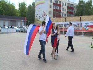 Распевать на всю округу песни и пачкать красками…