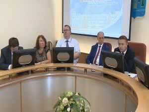 Как обычно по понедельникам в здании администрации…