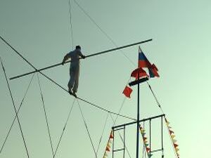 Красочное зрелище канатоходцев, гости из Узбекистана…