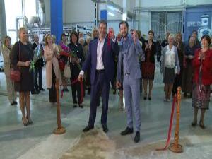 8 сентября в просторном зале производственного…