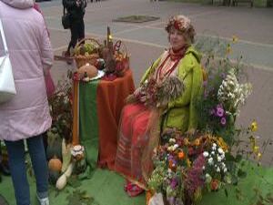 В четверг площадь Молождежи благоухала запахом цветов…