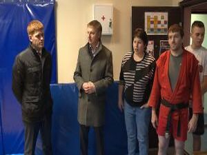 Депутат Московской Областной Думы Владимир  Жукс рабочим…