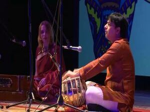 И в сари оденут и научат  танцевать катхак.  Заснеженный…