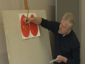 Ежегодно верующие люди красят яйца перед светлым…