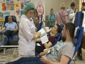 Добровольно и безвозмездно. Целыми рабочими коллективами…