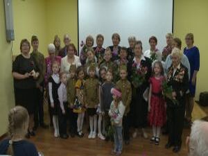 Теплая встреча – это когда люди улыбаются. В зале звучат…