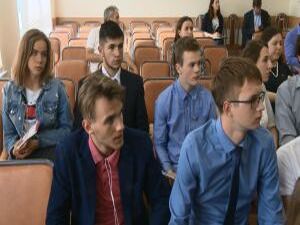 Нынешняя  молодежь ни на кого не похожа! Не любит…