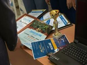 Более тридцати двух тысяч учеников и двенадцати тысяч…