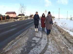 По обочине, вдоль трассы. Жители деревни Поповка…