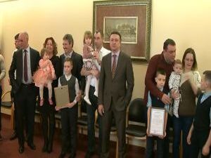 Пять многодетных семей вчера получили свидетельства о…