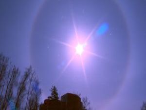 Оптический феномен , светящееся кольцо вокруг источника…