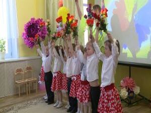 Каждое утро в детский сад № 84 спешит детвора навстречу…