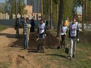 Более тонны мусора собрали со дна пруда и его…