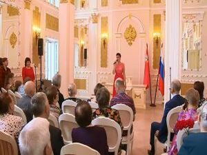 Жемчужные, коралловые, золотые, изумрудные и даже…