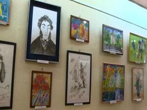 Она лепит различные скульптуры, читает стихи, и даже…