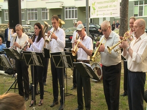 Что ни день – то праздник! Жители двора по улице…