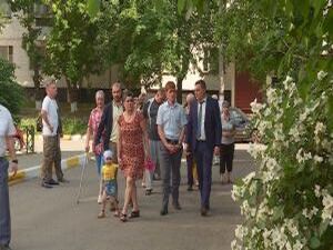 Строительство игрового комплекса и озеленение двора на…