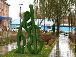 Шесть топиарных фигур в виде музыкантов и амфитеатр…