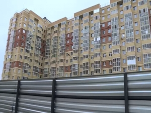 Строительную площадку в 10-м микрорайоне с рабочим…