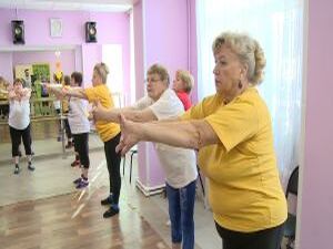 Им за 60, но это не мешает им заниматься  йогой и…