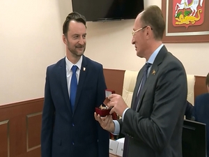 В городской администрации депутаты единогласно избрали…