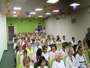 Здесь делается первый в жизни вдох, раздается первый…