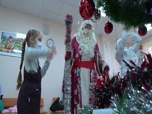 Дед Мороз поздравил маленьких пациентов в детской…