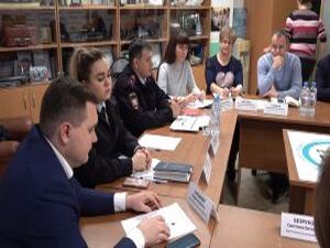 Капюшон, наушники и спешка при переходе железнодорожных…