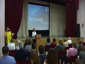 На столе — только ручка и паспорт. Все «прелести…