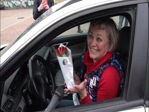 Цветы в подарок и вежливое напоминание о безопасности на…