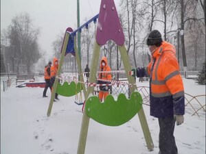 «Просим Вас и Ваших детей не гулять на детских площадках…