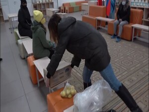В школе № 26   начали выдавать продуктовые наборы. Они…