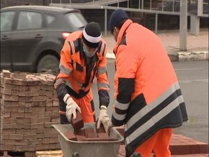 Сотрудники ДРСУ продолжают приводить город в порядок. На…