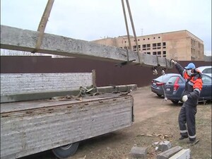 В поселке Родники убрали поваленный бетонный столб…