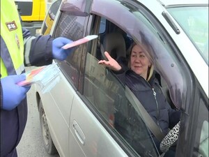 Медицинские маски сотрудники ГИБДД начали раздавать на…