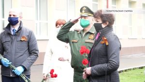 На территории Гжельского государственного университета 9 мая открыли мемориальную доску.