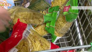 Активисты доставляют товары по адресам, а точнее на дом лицам старше 65 лет.