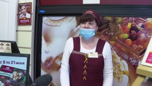 В День России, в городе прошла раздача ленточек «триколор».