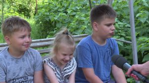 Разведением коров и другой живности в деревне Коняшино.