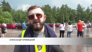 Порядка 60 машин на парковке стадиона «Сатурн» сегодня устроили уникальный флешмоб.