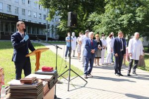 Глава Раменского городского округа Виктор Неволин обратился с поздравлениями к присутствующим на торжестве в честь раменских врачей и всех медработников