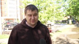 Продолжительные дожди стали причиной подтопления парковки на улице Гурьева.