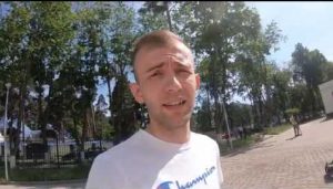 Школьникам начали выдавать аттестаты.