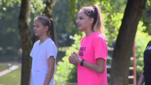 Сегодняшнее утро для девушек из танцевального коллектива началось с занятий на свежем воздухе.